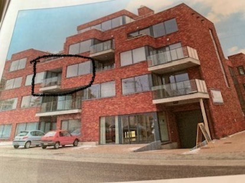 Service-assistentieflat te koop ; bouwjaar 2010 ; 60m² ; 1 afzonderlijke slaapkamer ; badkamer ; open keuken ; living met salon ; terras. Alle facilit